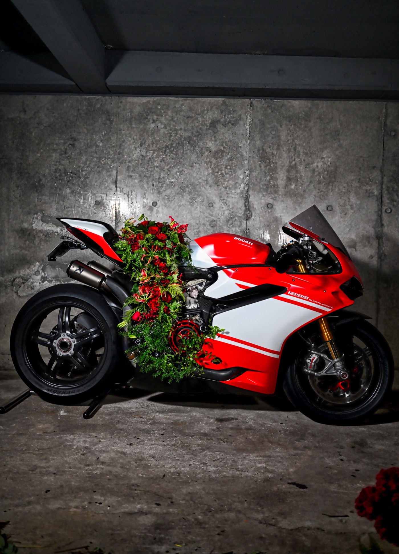 Ducatiの車体と赤い花を組み合わせたフラワーデザイン